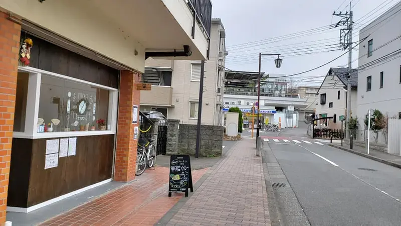 駅側の通りから見た店のある建物