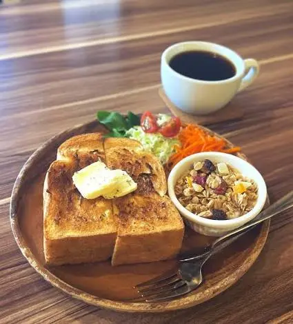 トーストとグラノーラ、コーヒーのモーニング